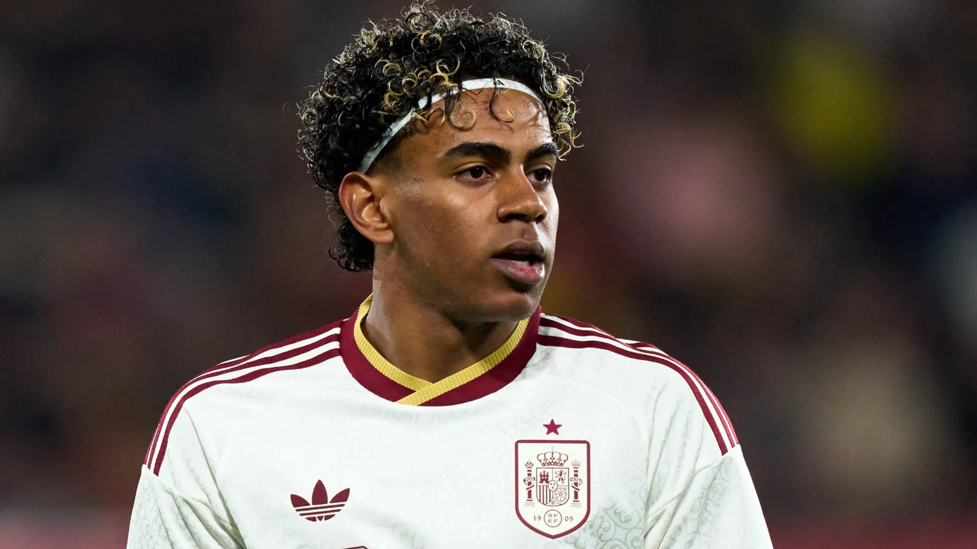 Lamine Yamal, da Espanha, observa durante o amistoso internacional.