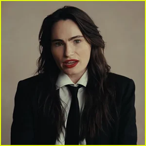 A vencedora do Grammy, Kathryn Gallagher, lança nova música ‘Stella’, sobre uma versão alternativa de fantasia de sua vida