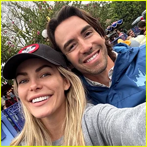 A viúva de Hugh Hefner, Crystal Harris, casa-se com James Ward em cerimônia em uma ilha particular sem convidados