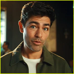 Adrian Grenier fala sobre não retornar para 'The Devil Wears Prada 2' em novo anúncio da Starbucks - assista agora!