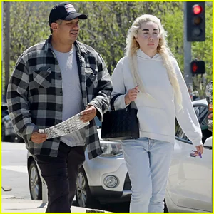 Amanda Bynes e namorado desfrutam de um PDA em Los Angeles depois de almoçar
