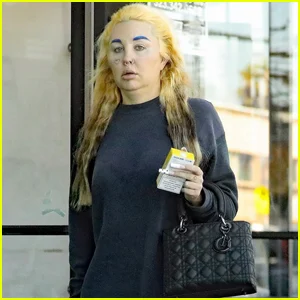 Amanda Bynes está de volta à loira apenas 1 semana após estrear cabelos escuros