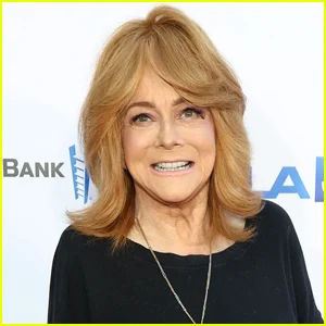 Ann-Margaret se recuperando depois de quebrar o cotovelo no outono em casa