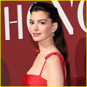 Anne Hathaway é eleita a estrela mais bonita do mundo em 2026 pela revista People, revela qual pergunta da turnê de imprensa de 'Dark Knight Rises' de 2012 a incomodou