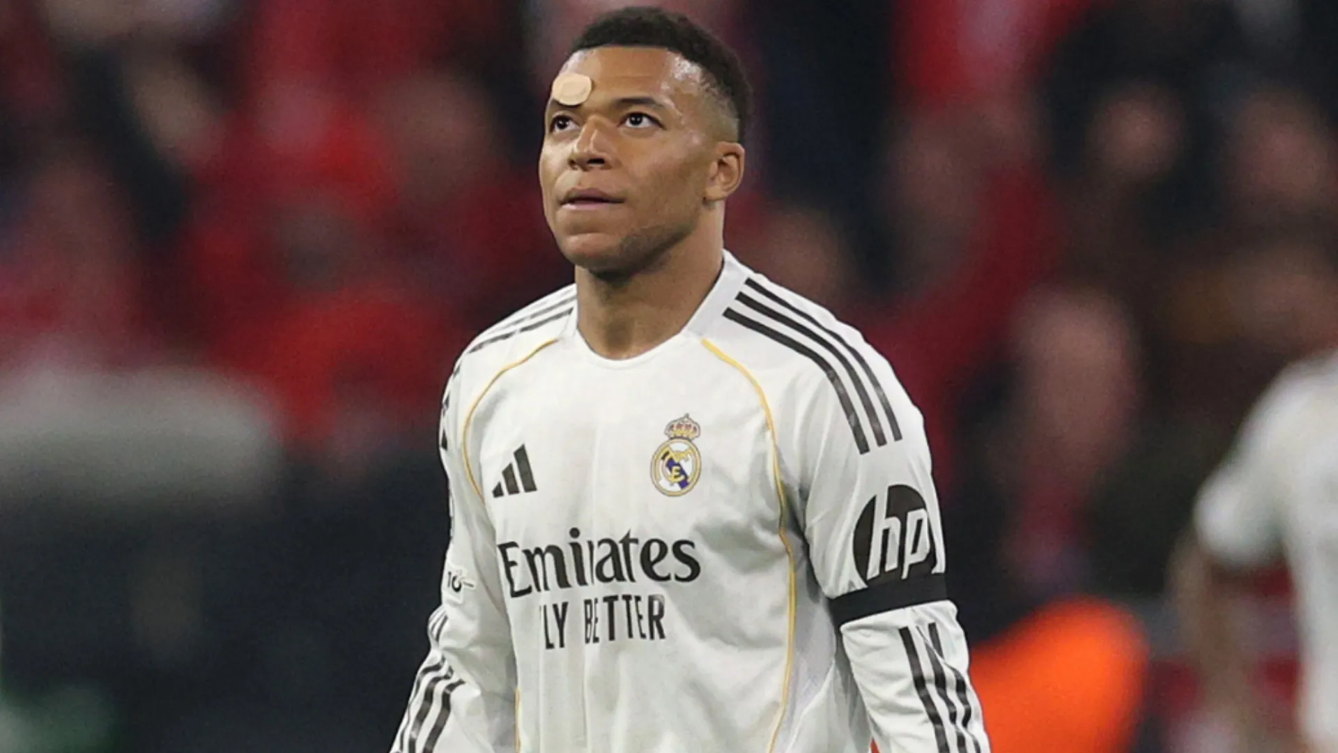 Kylian Mbappe, do Real Madrid, parece abatido depois de Harry Kane, do FC Bayern Munique.