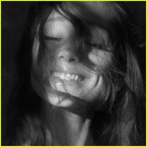 Ariana Grande anuncia novo álbum ‘Petal’: data de lançamento e detalhes