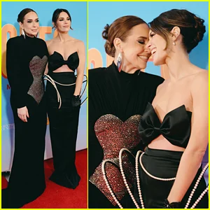 As estrelas de 'Beaches' da Broadway, Jessica Vosk e Kelli Barrett, comemoram a abertura do novo musical