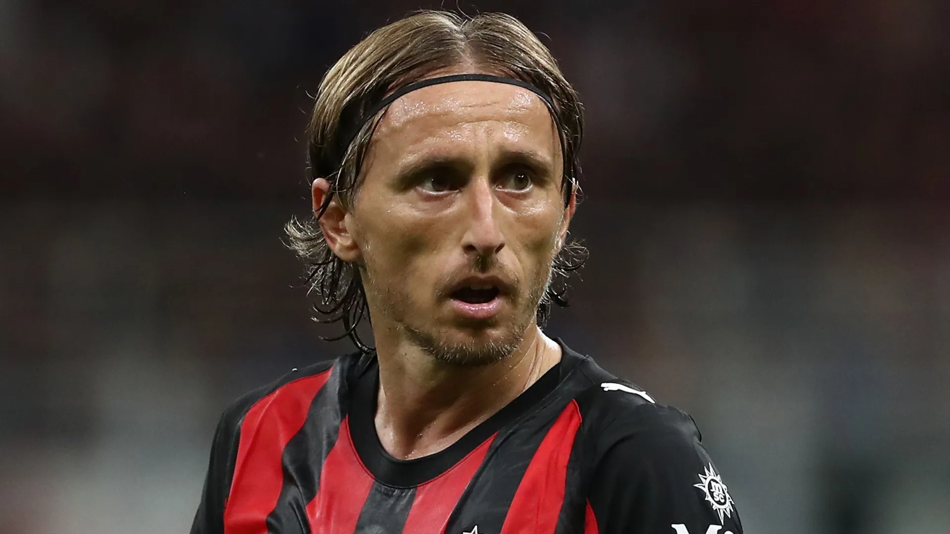 Luka Modric, do AC Milan, observa