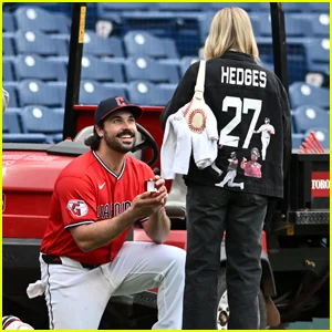 Austin Hedges, da MLB, pede a namorada Lexi Dickinson em casamento depois de vencer o jogo dos Guardians contra Orioles (fotos)