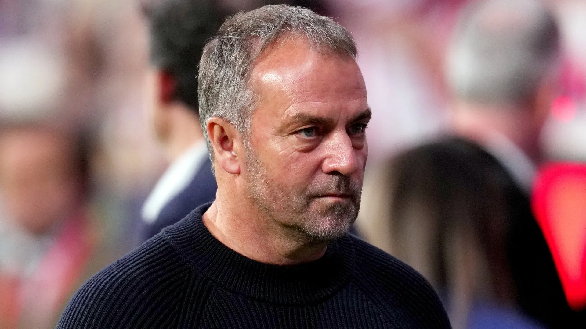 Hansi Flick, treinador principal do FC Barcelona, ​​observa durante a partida da LaLiga EA Sports.