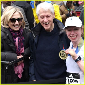 Bill e Hillary Clinton cumprimentam a filha Chelsea na linha de chegada da Maratona de Boston 2026