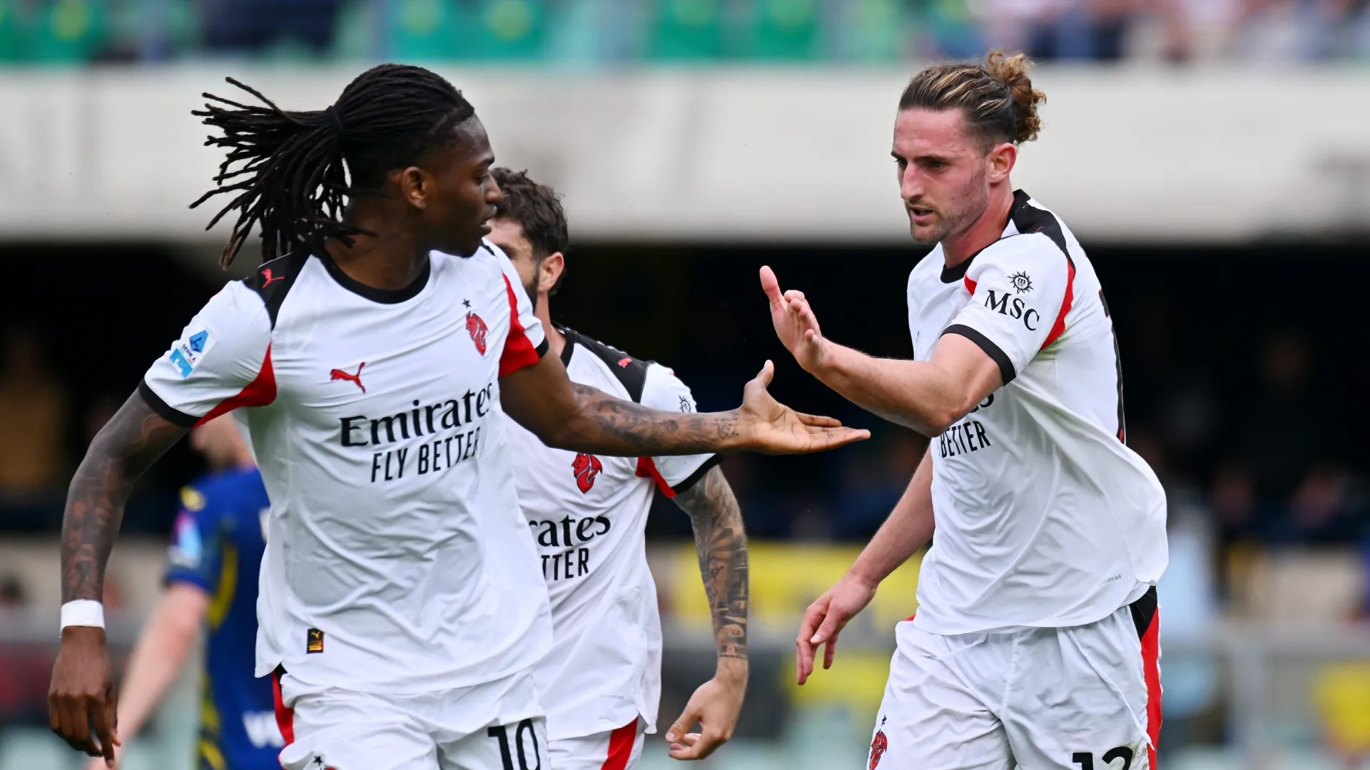 Adrien Rabiot, do AC Milan, comemora o gol contra o Hellas Verona com Rafael Leão.