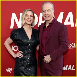 Bob Odenkirk recebe apoio de Rhea Seehorn na estreia de 'Normal'