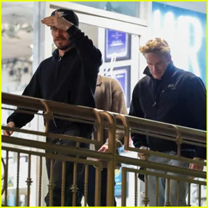 Brooklyn Beckham janta com Cody Simpson no Sushi Park