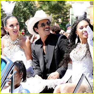 Bruno Mars homenageado com desfile de Las Vegas e rua renomeada em sua homenagem!