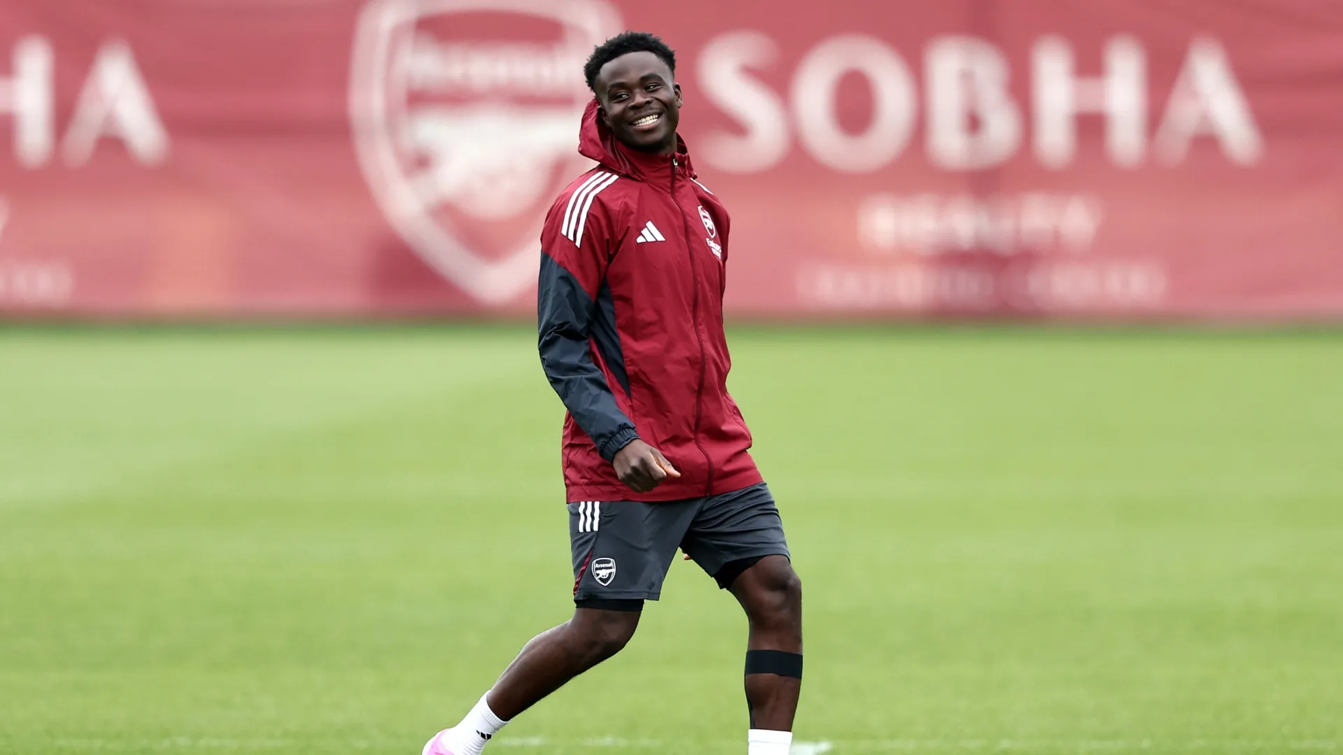 Bukayo Saka, do Arsenal, sorri durante um treino.