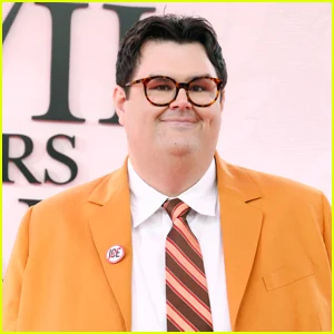 Caleb Hearon explica o distintivo anti-ICE na estreia de 'Devil Wears Prada 2'