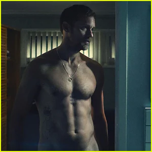 Cena frontal completa de 'Pillion' de Alexander Skarsgard cortada para visualização doméstica