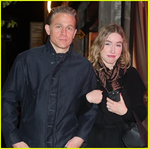 Charlie Hunnam e Morgana McNelis vistos juntos em fotos raras, aparentemente apoiando o novo projeto de Katey Sagal e Kurt Sutter