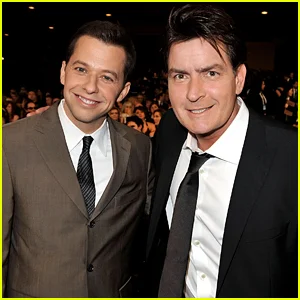 Charlie Sheen fornece atualizações sobre seu relacionamento com Jon Cryer