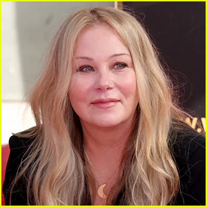 Christina Applegate quebra o silêncio após relatos de hospitalização