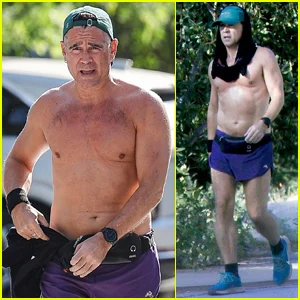 Colin Farrell mostra um físico em forma enquanto sai sem camisa para uma caminhada em Los Angeles