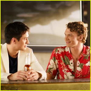 Criador de 'Heated Rivalry' fala sobre racismo contra Hudson Williams e provoca notícias importantes da segunda temporada