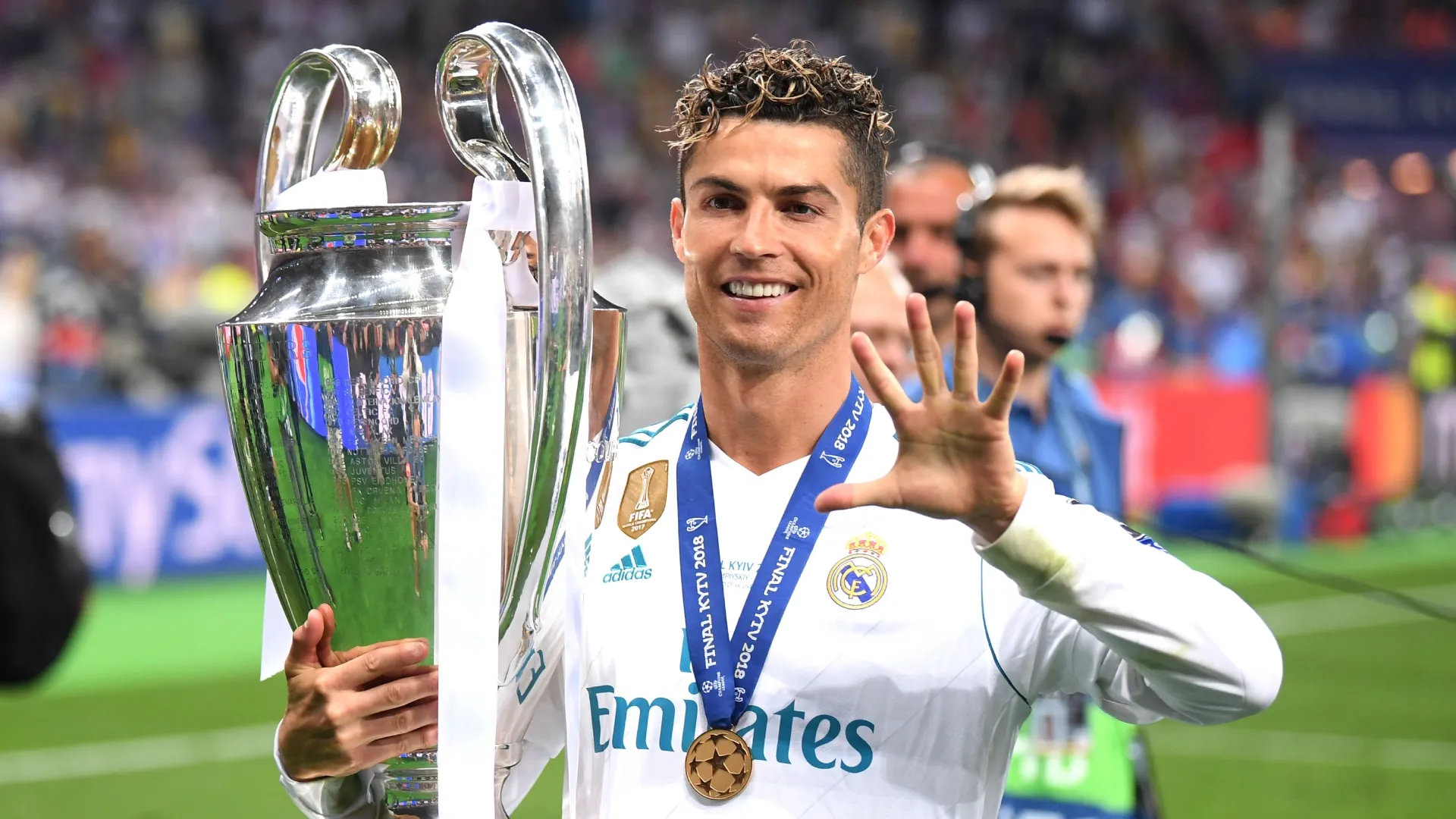Cristiano Ronaldo, do Real Madrid, levanta o troféu da UEFA Champions League.