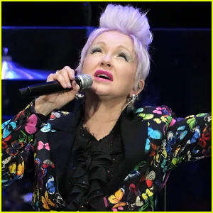 Cyndi Lauper atira de volta para Heckler durante a noite de abertura da residência em Las Vegas: 'Se você está tentando me dar sombra, B --- h, vou vir para você'
