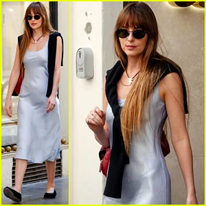 Dakota Johnson se encontra com sua co-estrela de 'The Lost Daughter' Jessie Buckley em Roma