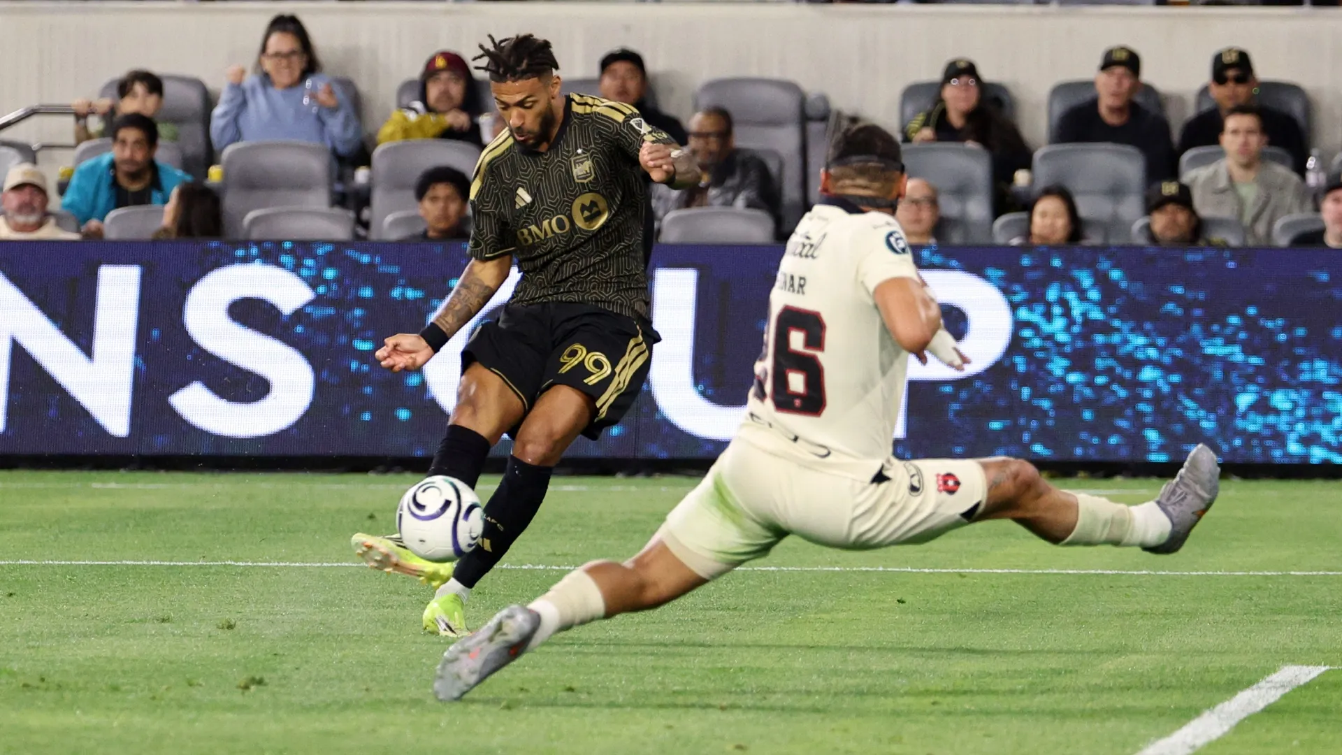 Denis Bouanga #99 do Los Angeles Football Club atira e marca contra a Liga Deportiva Alajuelense.