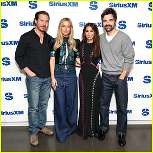 Elenco da 2ª temporada de 'Running Point' no SiriusXM Studios, Brenda Song provoca ovo de Páscoa de Macaulay Culkin