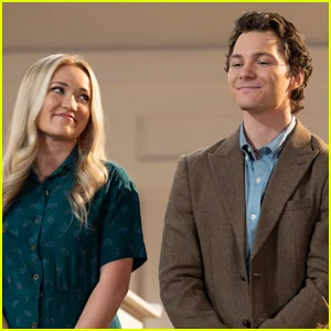 Emily Osment aborda a diferença de idade de 11 anos com a co-estrela de 'Georgie and Mandy' First Marriage' Montana Jordan