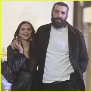 Emily Ratajkowski fica perto do namorado Romain Gavras durante a noite em Paris