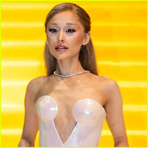 Equipe de Ariana Grande lança Instagram e continua divulgando o oitavo álbum