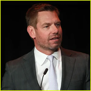 Eric Swalwell fala depois de ser acusado de agressão sexual e chama as alegações de 'absolutamente falsas'