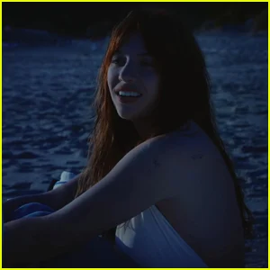 Estreia do videoclipe de 'Sophie': Kenzie estreia nova música e visual sobre melhor amiga - assista agora!