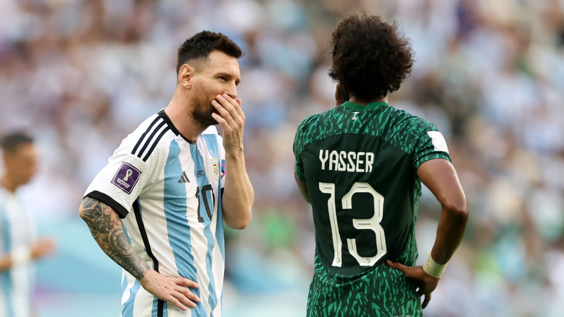 Lionel Messi, da Argentina, fala com Yasser Al-Shahrani, da Arábia Saudita, durante a Copa do Mundo FIFA Qatar 2022.