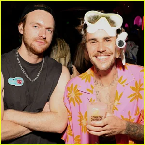 Finneas elogia o set Coachella 2026 de Justin Bieber e diz que foi “tão emocionante e lindo”