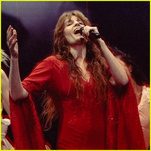 Florence + the Machine perde local do show na Filadélfia para os playoffs da NHL e muda o show para a arena a mais de uma hora de distância