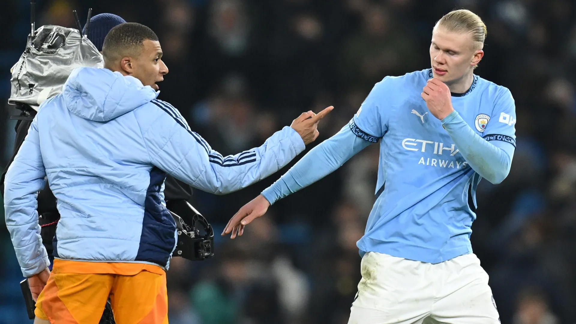 Kylian Mbappe do Real Madrid fala com Erling Haaland do Manchester City.