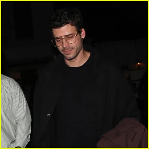François Arnaud aproveita a noite com amigos em Los Angeles