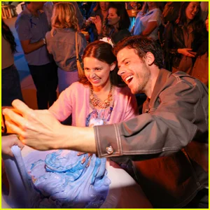 François Arnaud modera evento da 4ª temporada de 'Love on the Spectrum' em Los Angeles