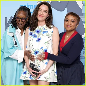 Grávida Aubrey Plaza recebe barriguinha embalada pelas co-estrelas Whoopi Goldberg e Quinta Brunson na estreia de 'Kevin'