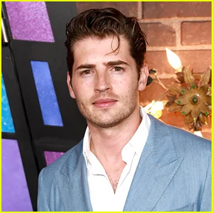 Gregg Sulkin repetirá o papel de 'Feiticeiros de Waverly Place' no evento final da série Sequel