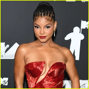 Halle Bailey reflete sobre a reação racista ao elenco de ‘Pequena Sereia’ e diz que aprendeu a ‘bloquear o ruído’
