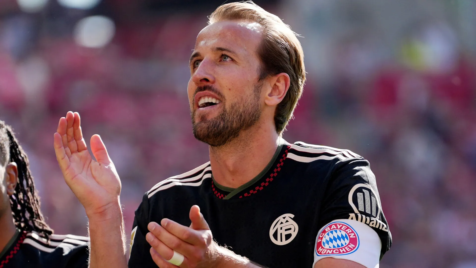 Harry Kane, do FC Bayern Munich, agradece aos torcedores.