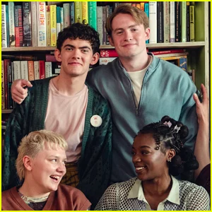 'Heartstopper Forever' ganha data de estreia, foto inicial da Netflix