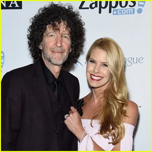 Howard Stern e sua esposa Beth acusados ​​de 'ambiente de trabalho hostil' pelo ex-assistente em novo processo