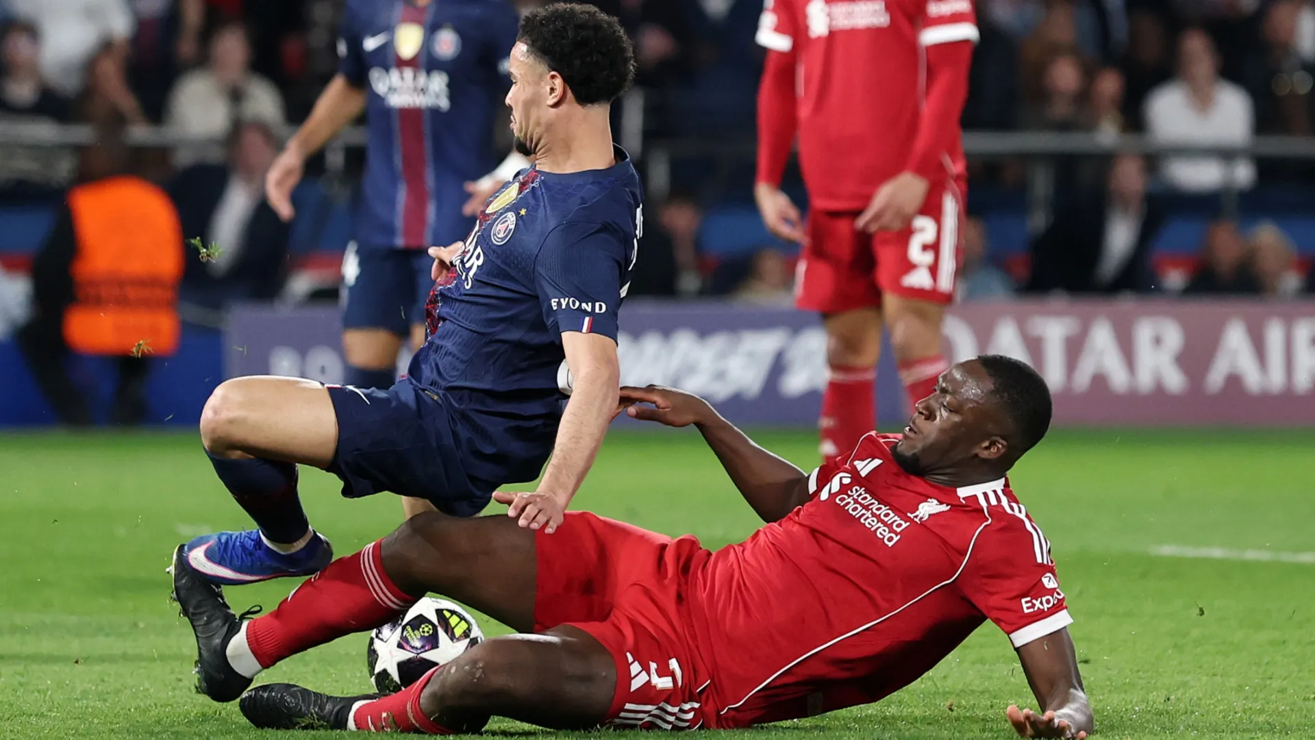 Warren Zaire-Emery, do Paris Saint-Germain, é abordado por Ibrahima Konate, do Liverpool.